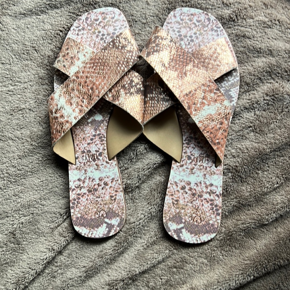 Gorgeous Seychelles Sandals Rose Gold SnakeSkin